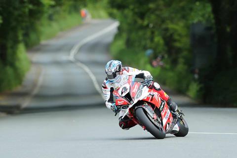 Ian Hutchinson vence a primeira prova do TT da Ilha de Man 2017